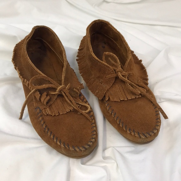 Minnetonka Shoes - Minnetonka Suede Fringed Moccasins Hard Soles Sz 7